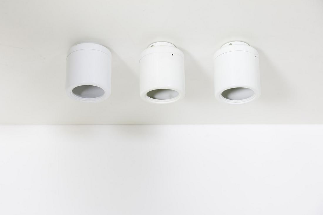 GINO SARFATTI (attributed) Three wall lights, 60s.: (attributed) Three wall lights, 60s. Painted metal.. Cm 18,00 x 22,00.