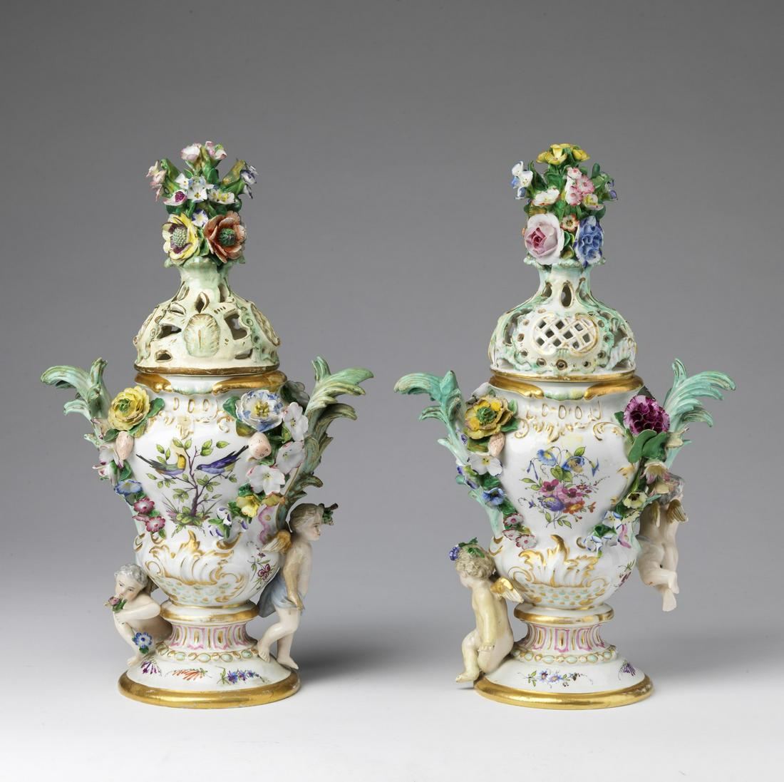 MANIFATTURA DI MEISSEN Couple of vases, biansato body (1 of 5)