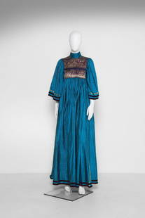 THEA PORTER Long dress.: Long dress. 1972. Silk. Cm 40,00 x 143,00. London 1972 "hippies chic". Long dress in blue Indian silk. shoulder and shoulder formed by a plastron with a depiction of Indian women and floral motifs.