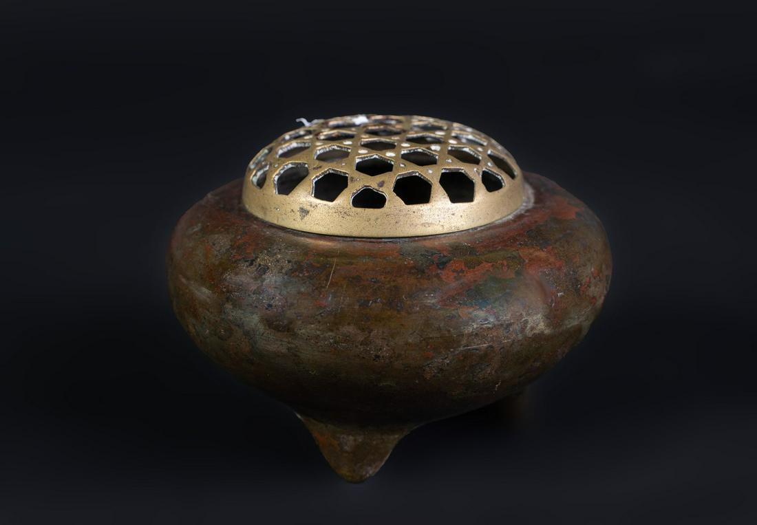 ARTE GIAPPONESE  A small tripod bronze censer with (1 of 2)