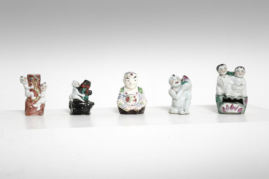 Arte Cinese  Group of five enamelled porcelain figures (1 of 2)