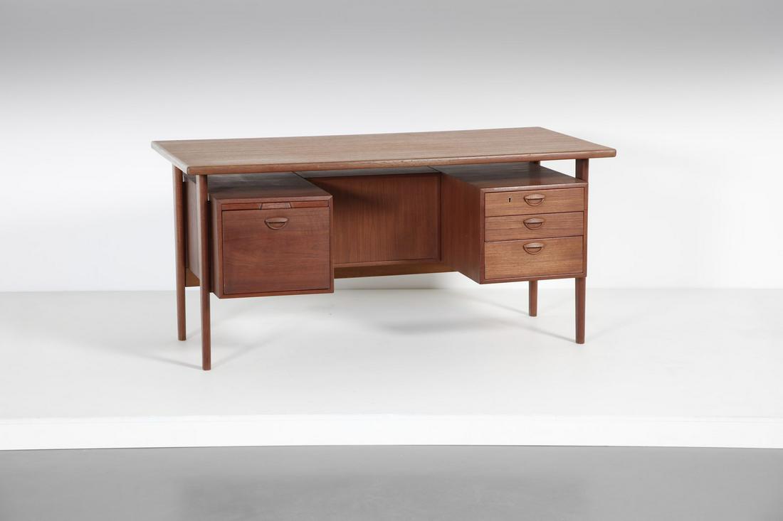 ARNE VODDER Writing desk, Sibast production, Demnark.: Writing desk, Sibast production, Demnark. Brass and teak wood.. Cm 152,00 x 73,00 x 77,00. 1960s.
