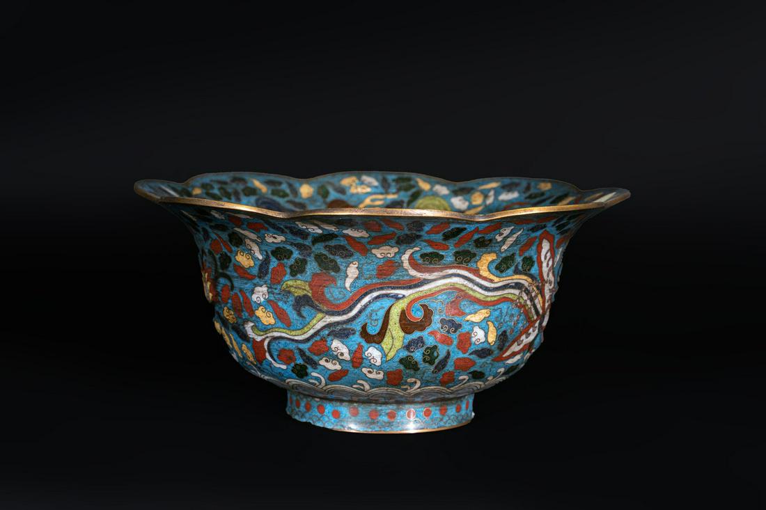Arte Cinese A Ming style cloisonnÃ© bowl bearing a: Chinese Art A Ming style cloisonnÃ© bowl bearing a Qianlong four character mark at the base China, Qing dynasty, 19th century . . Cm 26,00 x 12,00.