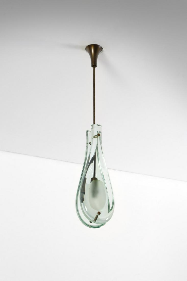 MAX INGRAND Lampada a sospensione 2259 produzione: MAX Lampada a sospensione 2259 produzione Fontana Arte. Ottone e cristallo scolpito e sabbiato.. Cm 15,00 x 75,00 x 10,00. anni Sessanta. Bibliografia: Quaderni di Fontana Arte n. 6