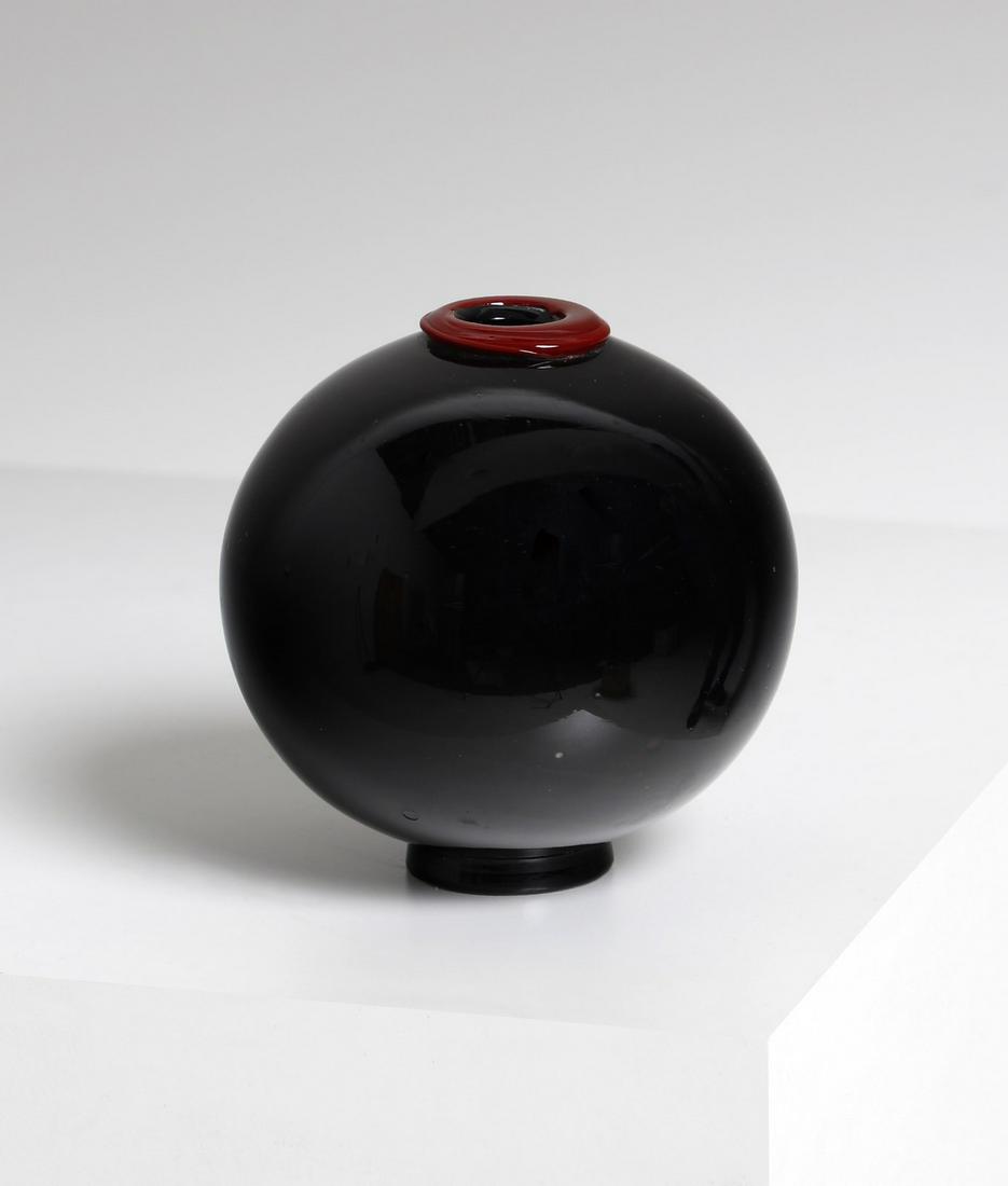 CARLO SCARPA attributed. Spherical vase with base in (1 of 2)
