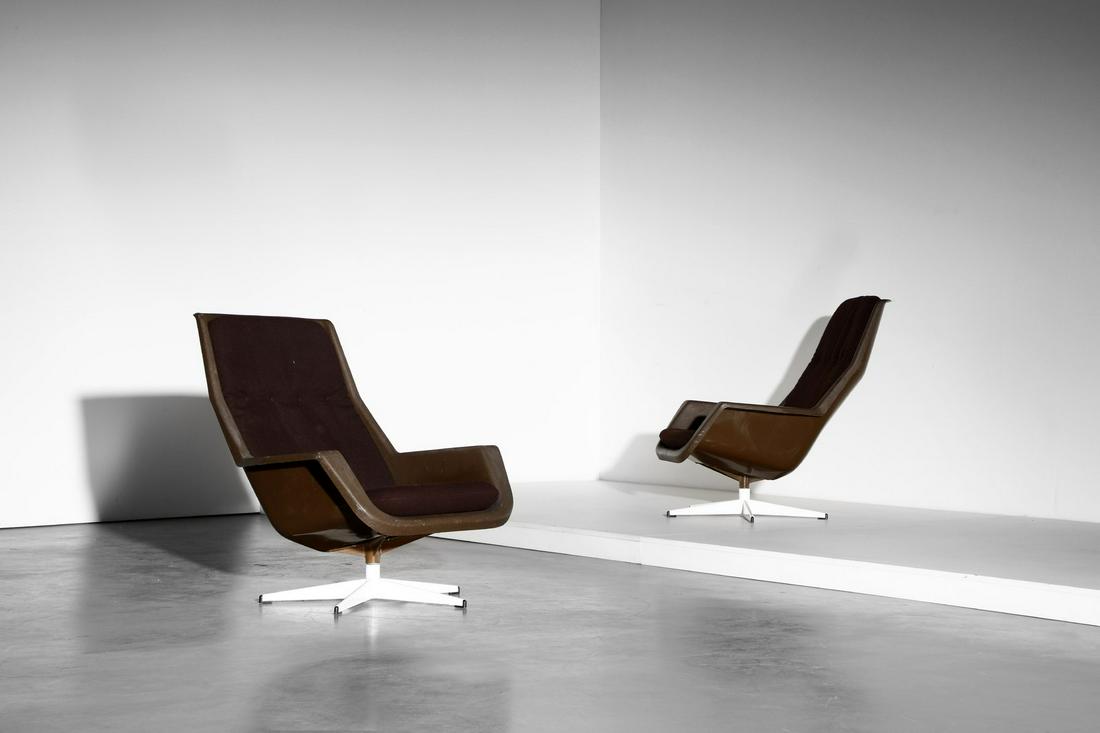 ROBIN DAY Pair of armchairs, Hille production.: Pair of armchairs, Hille production. Die-cast aluminum, plastic material and padded fabric.. Cm 75,00 x 89,00 x 70,00. manufacturing brand, 1970s.