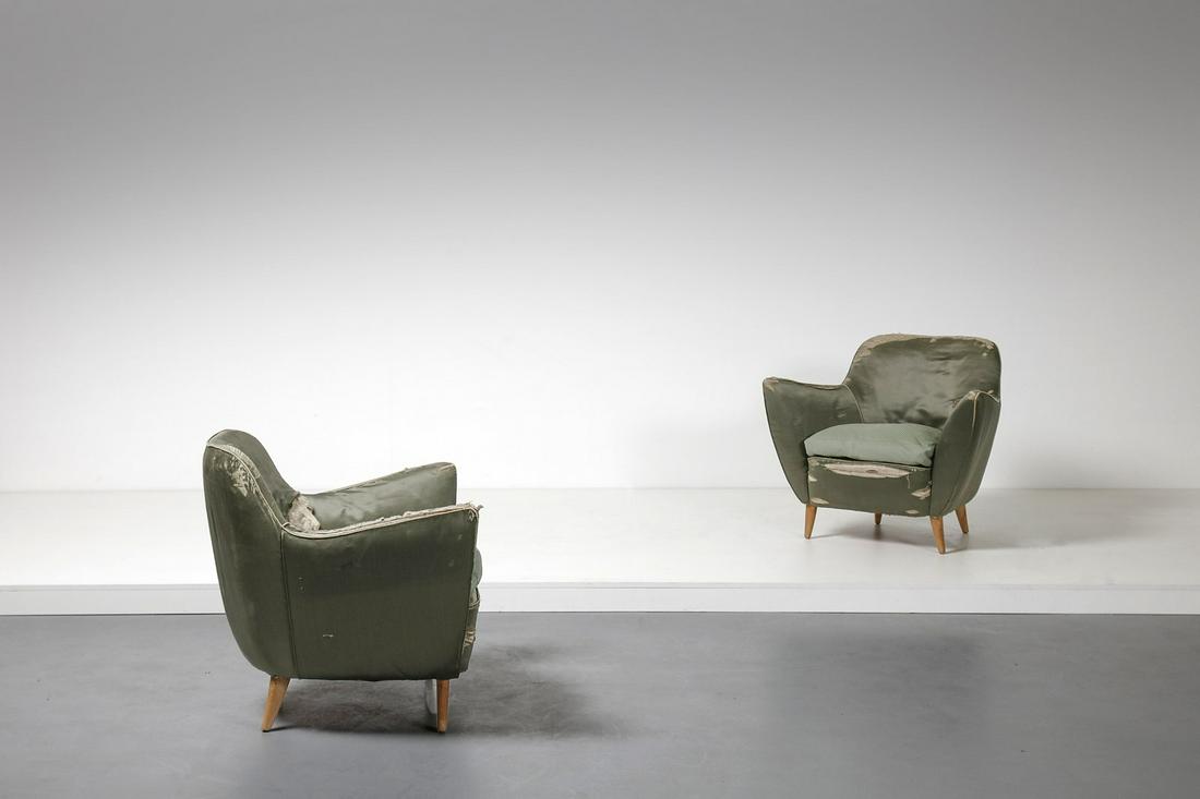 GUGLIELMO VERONESI Pair of armchairs.: Pair of armchairs. Beech and padding fabric.. Cm 86,00 x 75,00 x 60,00. 1950s.