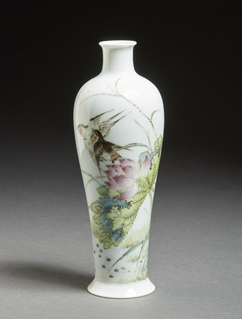 Arte Cinese  A famille rose porcelain baluster vase decorated with bird China, 20th century . (1 of 3)