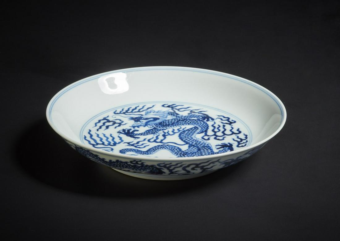 Arte Cinese A blue and white dish painted with dragon and bearing a Guangxu six character mark at: Chinese Art A blue and white dish painted with dragon and bearing a Guangxu six character mark at the base China, 20th century . . Cm 17,00.