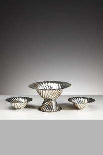 JOSEF HOFFMANN Cup and two small bowls for Wiener Werksatte.: Cup and two small bowls for Wiener Werksatte. Silver. Cm 16,00 x 10,00 x 16,00. 1920s, hallmarks.Literature (for comparison sees): Domus n. 300, December 1954, p. 10Bowls: 3, 5 x 10, 5 cm