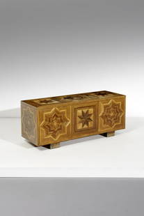 GIORGIO WENTER MARINI Chest with inlaid decorations made by Ebanisteria Bottes, Bolzano.: Chest with inlaid decorations made by Ebanisteria Bottes, Bolzano. Different wood.. Cm 128,00 x 52,00 x 45,00. 1930-1935.