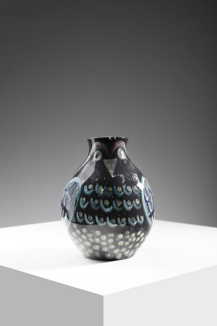 WERNER BURRI Small pitcher with stylized owl decoration.: Small pitcher with stylized owl decoration. 1926. Painted majolica. Cm 11,00 x 15,00. Signature under the base.Made in the Donburg laboratory, directed by Gerhard Marcks, exponent of the Bauhaus.