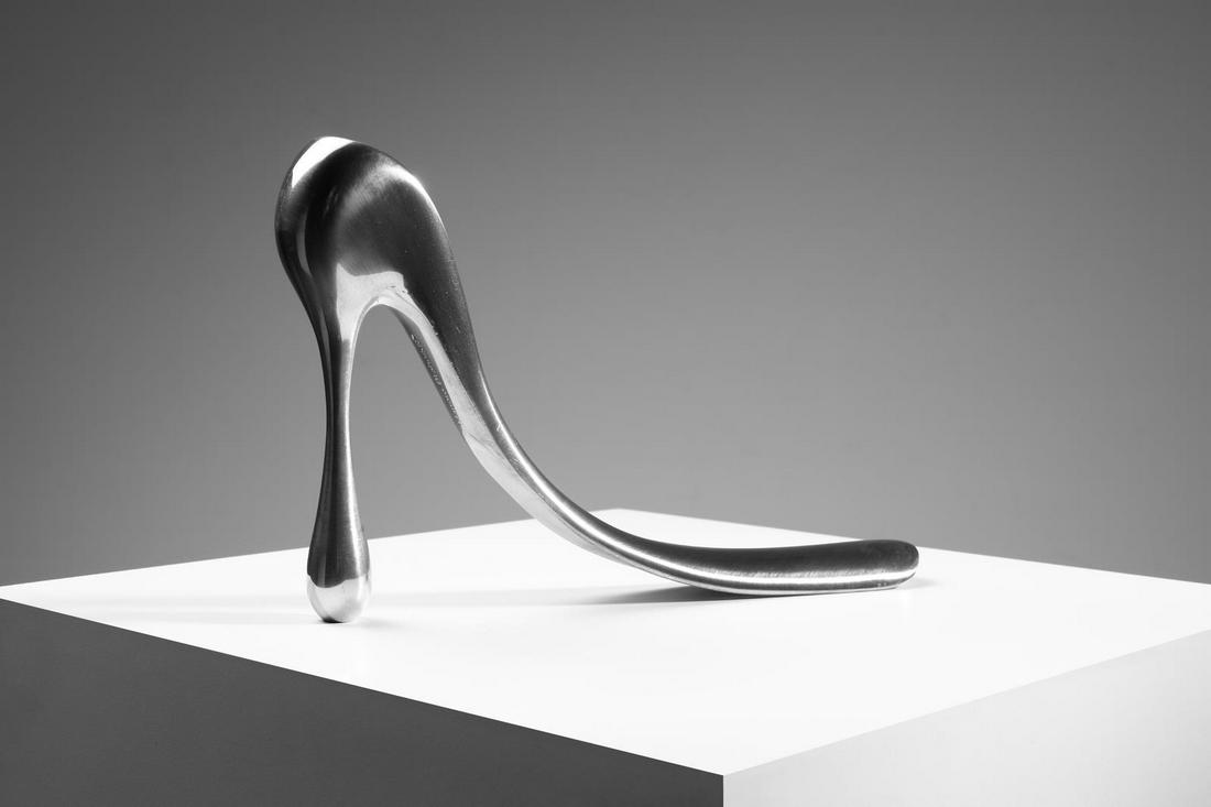 MANOLO BLAHNIK Shoehorn, Habitat production.: Shoehorn, Habitat production. 2006. Chromed steel. Cm 27,50 x 18,00 x 5,00. Original box.