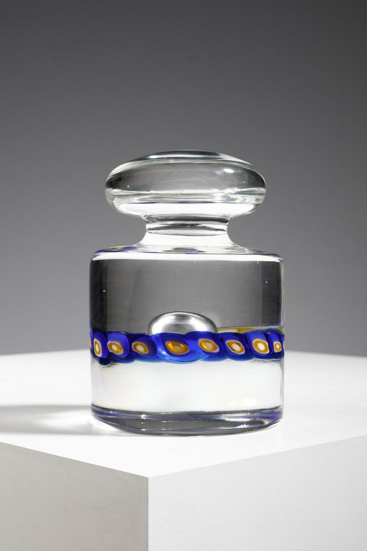 LA MURRINA Paperweight in transparent glass decorated with bands of blue murrine.: Paperweight in transparent glass decorated with bands of blue murrine. Murano glass.. Cm 8,50 x 12,00 x 8,50. 1960s.