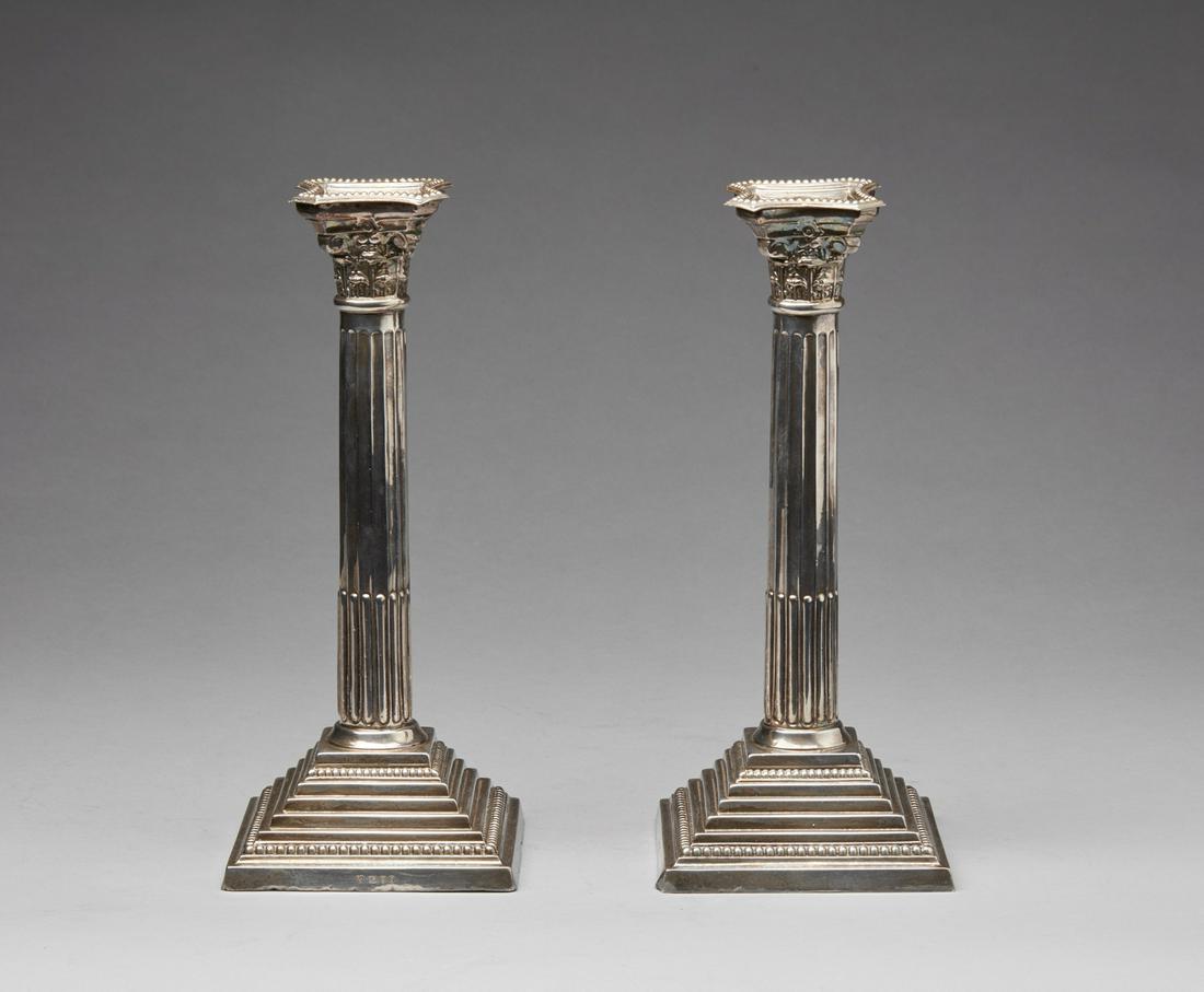 ARGENTIERE INGLESE DEL XX SECOLO  A pair of sterling silver and silver foil candlesticks in the form (1 of 3)