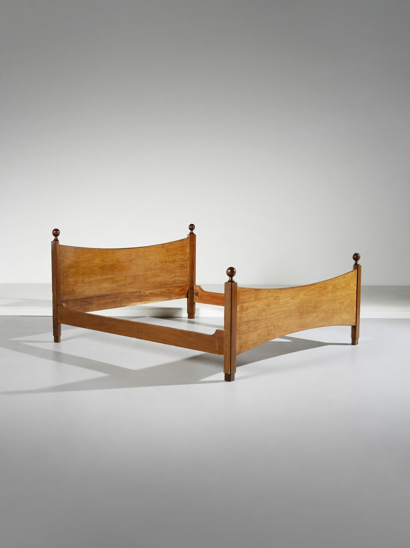 LUIGI CACCIA DOMINIONI Letto Chesa Laria per Azucena.: LUIGI Letto Chesa Laria per Azucena. 1959. Legno di noce.. Cm 181,50 x 101,00 x 203,50. Bibliografia: G. Gramigna, Repertorio del design italiano 1950-2000, Allemandi, 2003, p. 67 4194