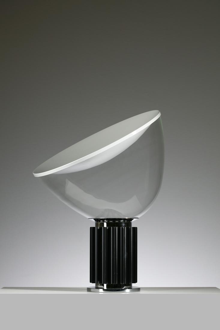 ACHILLE CASTIGLIONI Lampada da tavolo Taccia per Flos.: ACHILLE Lampada da tavolo Taccia per Flos. 1962. Alluminio verniciato, metallo cromato e vetro.. Cm 49,50 x 64,50 x 49,50. Etichetta della manifattura. Bibliografia: G. Gramigna, Repertorio del design