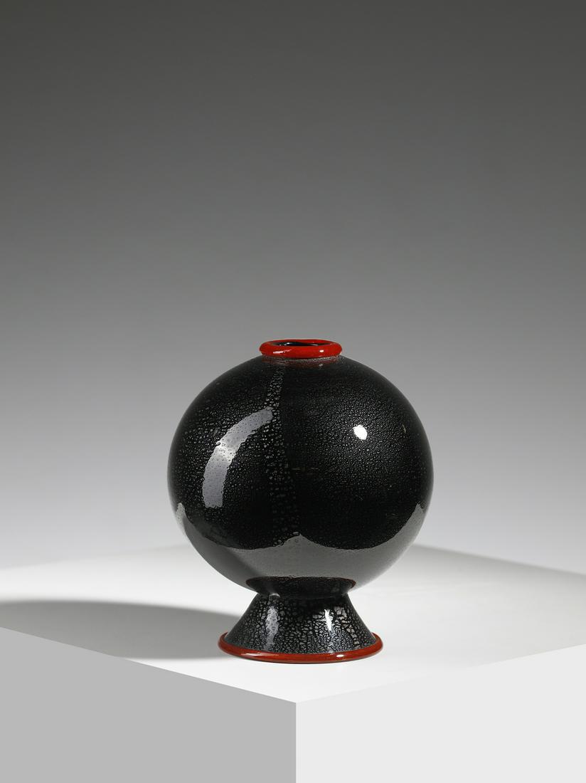 CARLO SCARPA Vaso globulare su base tronco conica 5680 della serie Neri Argentati in vetro nero (1 of 4)