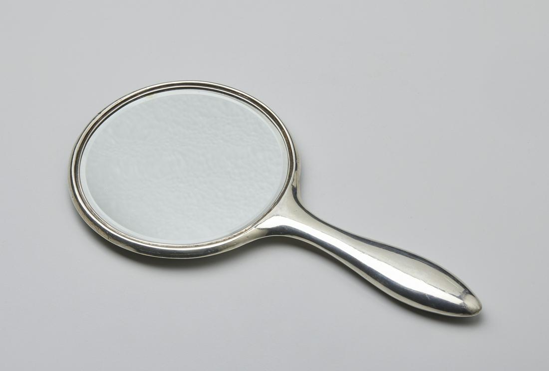 ARGENTIERE INGLESE DEL XIX-XX SECOLO A silver vanity mirror with garland decorations engraved on the (1 of 4)