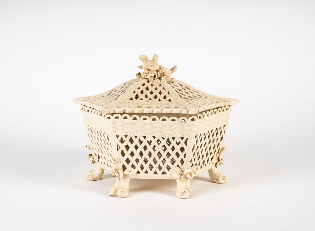 MANIFATTURA VENETA DEL XIX SECOLO Hexagonal perforated pottery casket, handle decorated with doves.: VENETO XIXth CENTURY Hexagonal perforated pottery casket, handle decorated with doves. . Cm 29,00 x 21,00.