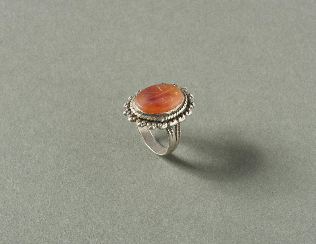 Arte Islamica  Middle East (Turkmenistan). Silver and carnelian ring engraved in Arabic.Wear and (1 of 2)