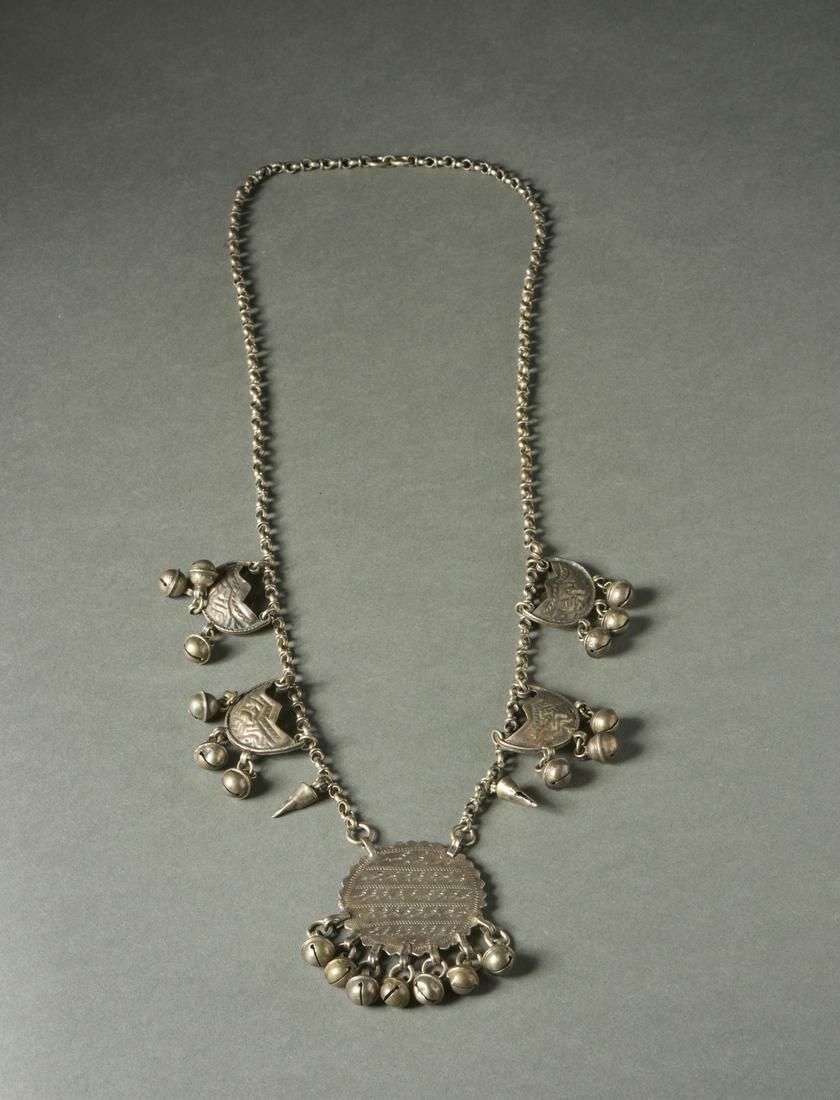 Arte Islamica  Middle Eastern area. Silver necklace with central round pendant engraved in Arabic (1 of 4)