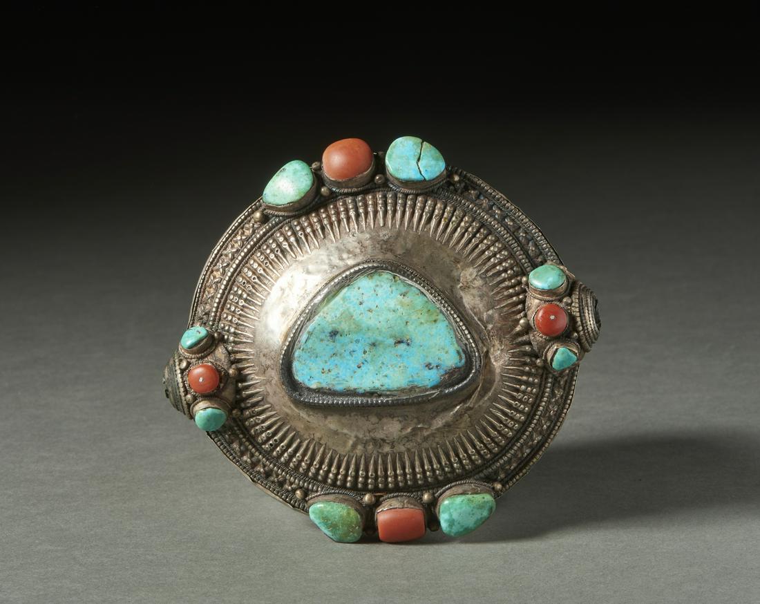 Arte Tibetana  Tibet. Large head ornament. Silver, turquoise, and coral (?) and pitch beads. . (1 of 2)
