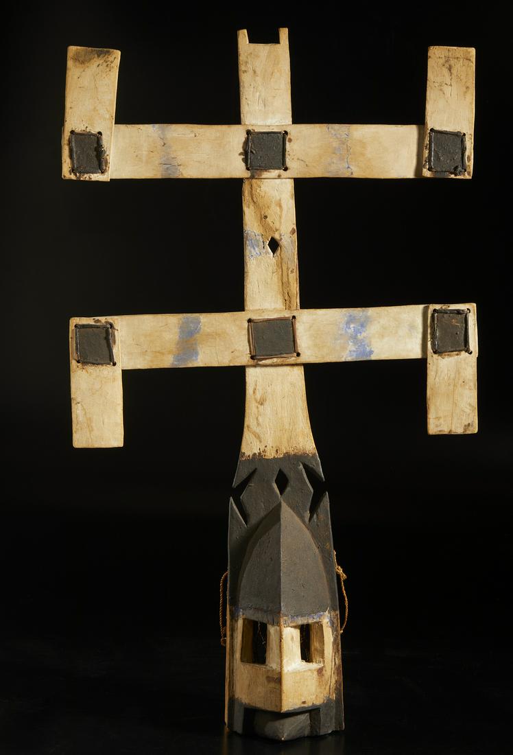 Arte africana Dogon, Mali. Kanaga mask. Wood, pigments, kaolin, fibers, leather, and iron. .: African art Dogon, Mali. Kanaga mask. Wood, pigments, kaolin, fibers, leather, and iron. . . Cm 59,00 x 103,00 x 20,00. Among the most iconic and well-known masks in all of Africa, the Kanaga are char