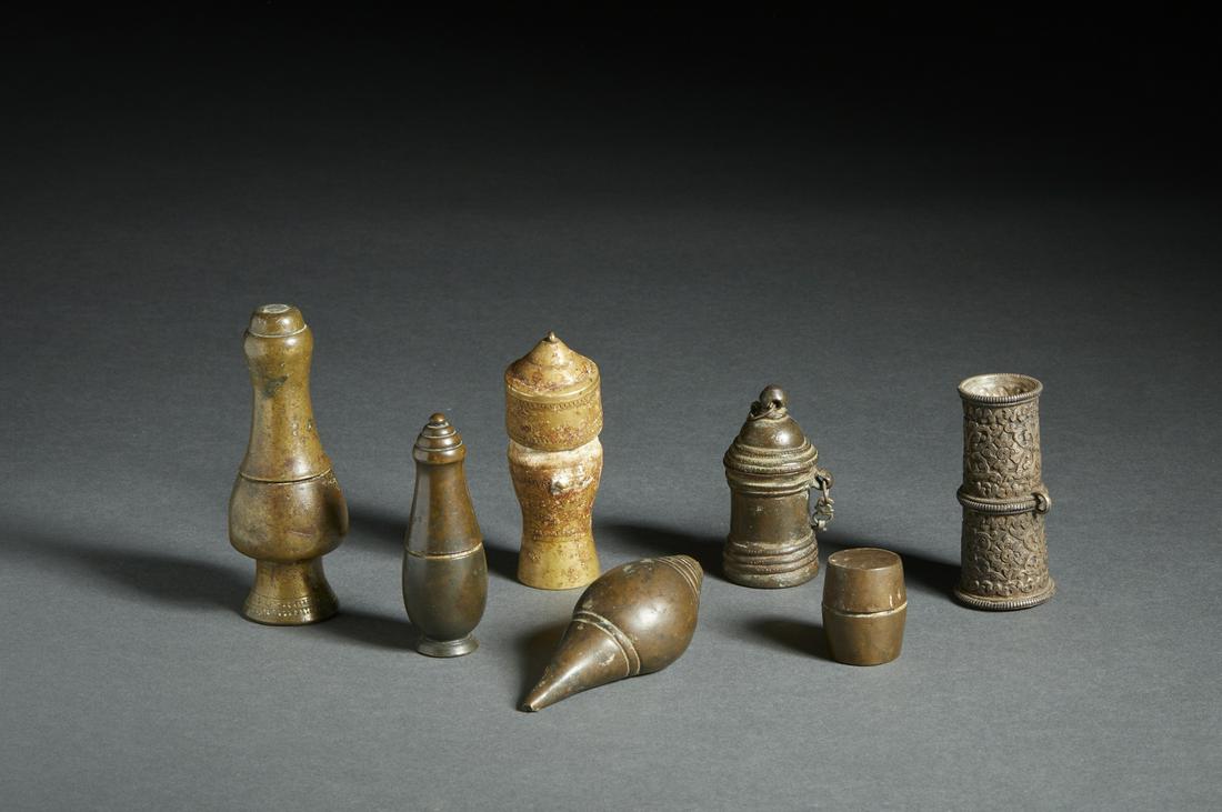 Arte Indiana A group of 7 metal boxes for lime or cosmetics India, 19th-20th century .: Indian Art A group of 7 metal boxes for lime or cosmetics India, 19th-20th century . . Cm 5,00 x 12,00. The size shown refers to the largest object.
