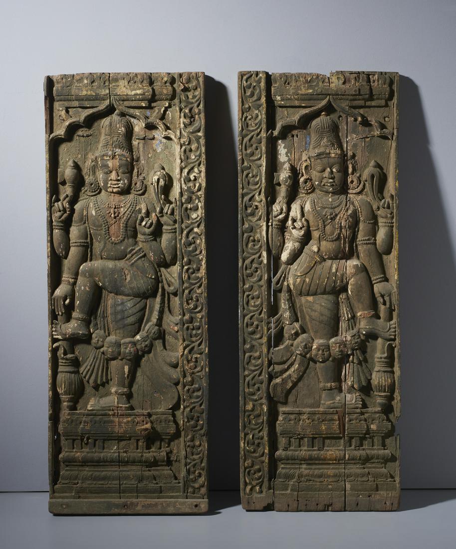 Arte Indiana A pair of wiooden doors India, early 20th century .: Indian Art A pair of wiooden doors India, early 20th century . . Cm 151,00 x 140,00. Pair of panels depicting guardians (dvarapala) with auspicious symbolism and apotropaic function. Both characters a