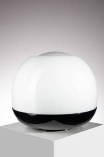 LEONARDO FERRARI & FRANCO MAZZUCCHELLI-TARTAGLINO Platea table lamp for Artemide.: Platea table lamp for Artemide. 1965. Painted aluminum and lattimo glass.. Cm 40,00 x 40,00 x 40,00. Literature: G. Gramigna, Repertorio del design italiano 1950-2000 per l'arredamento domestico, Alle