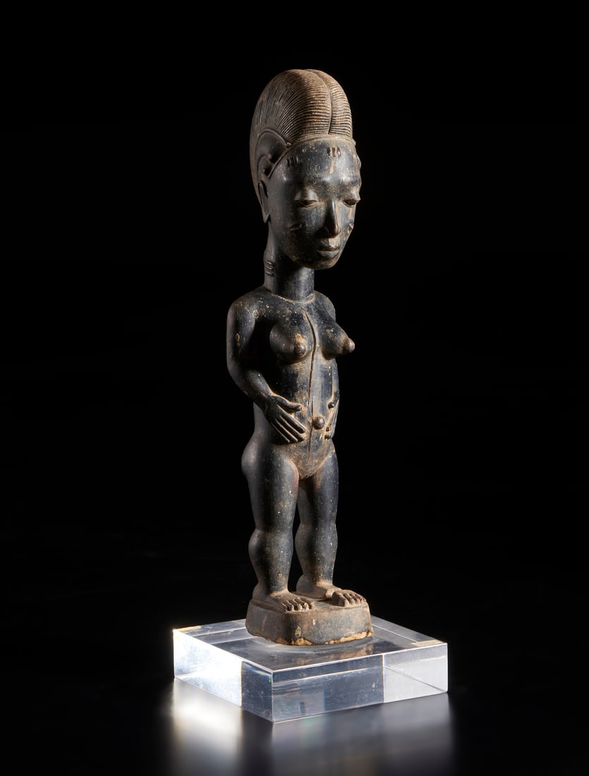 Baule - Costa d'Avorio Anthropomorphic female figure. Hardwood with black patina. .: Baule - Ivory Coast Anthropomorphic female figure. Hardwood with black patina. . . Cm 6,50 x 33,50. Plexiglass base.