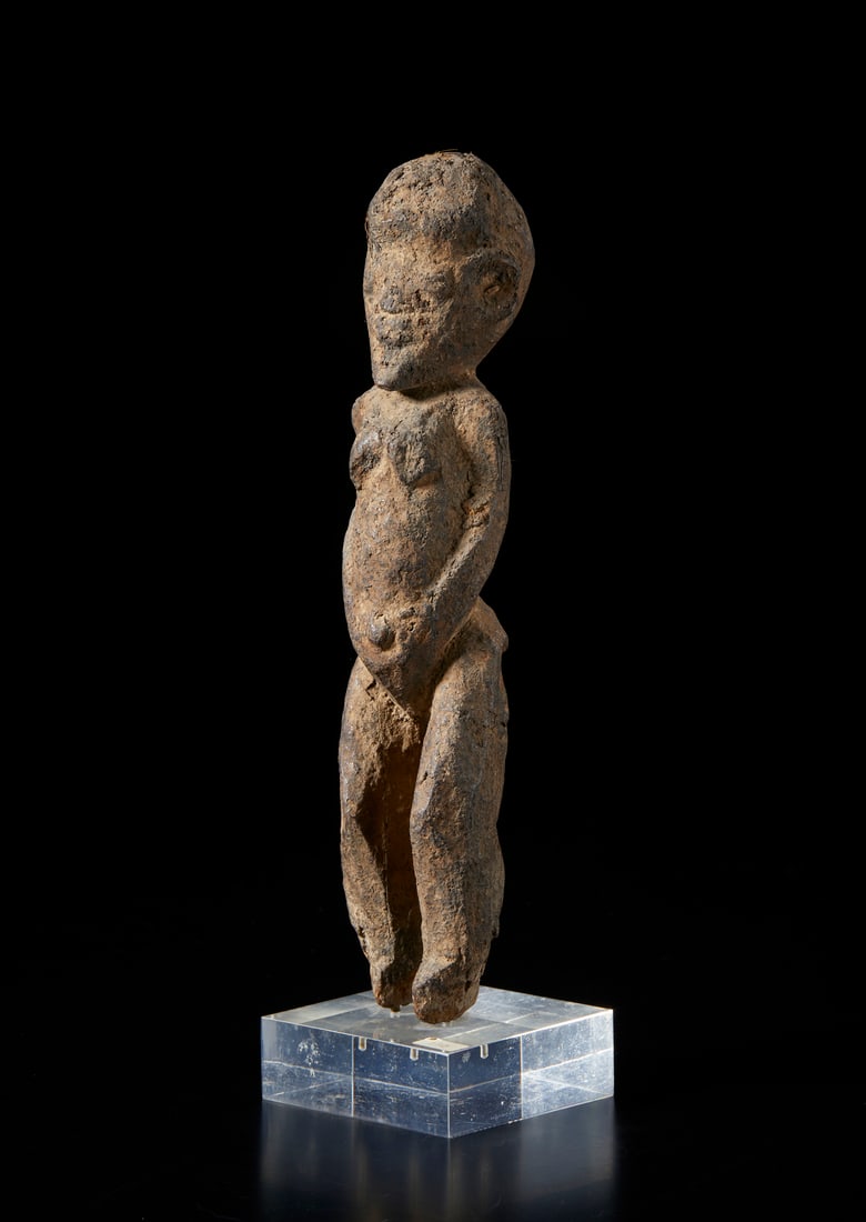 Lobi - Burkina Faso/Costa d'Avorio  Anthropomorphic Bateba sculpture. Wood with dark, crusty patina. (1 of 4)