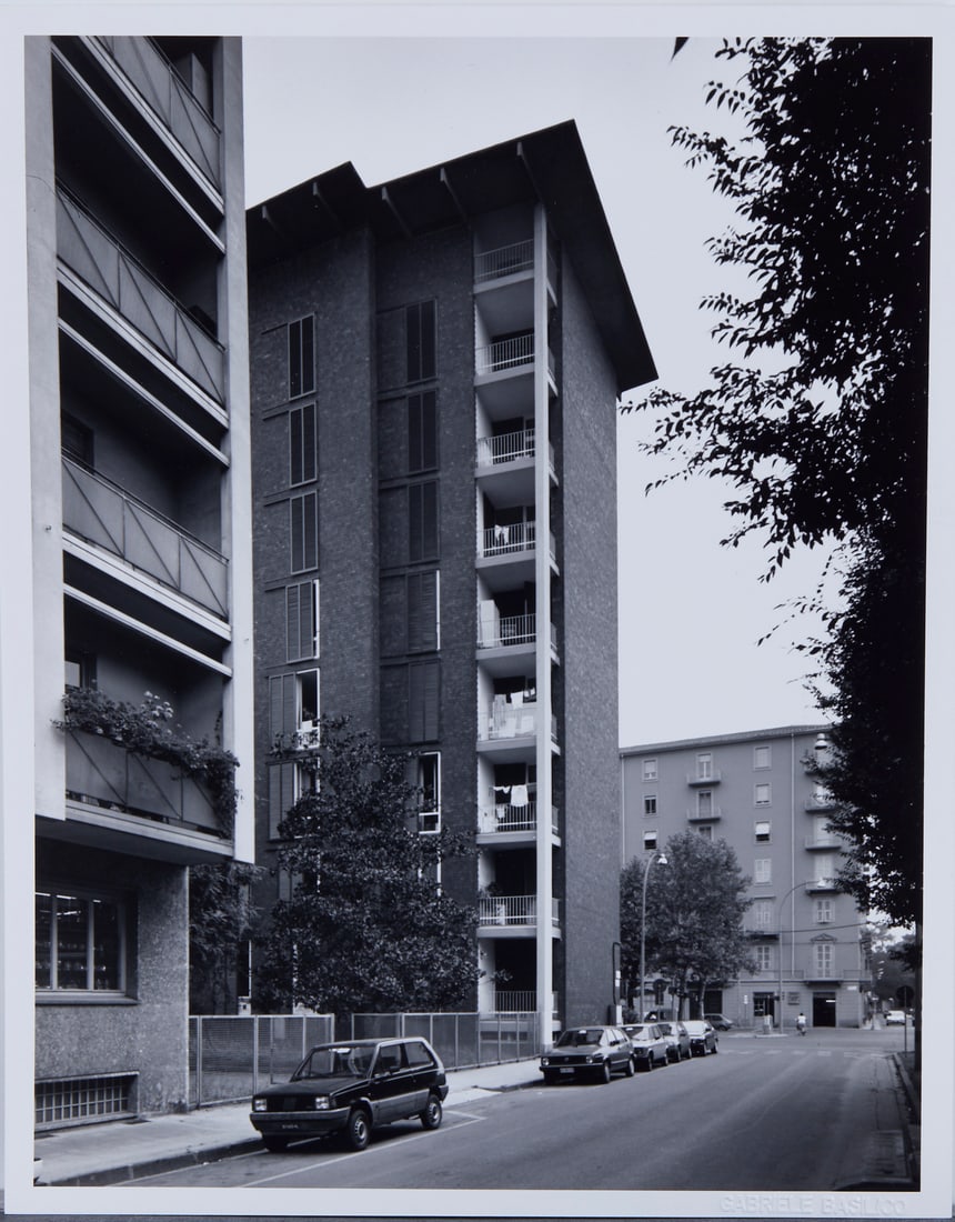 GABRIELE BASILICO Untitled (Casa Tognella).: BASILICO GABRIELE (1944 - 2013) Untitled (Casa Tognella). Photograph. Cm 24,00 x 30,50. Photograph on politeama paper. Gabriele Basilico logo lower right. The subject represents Casa Tognella built by