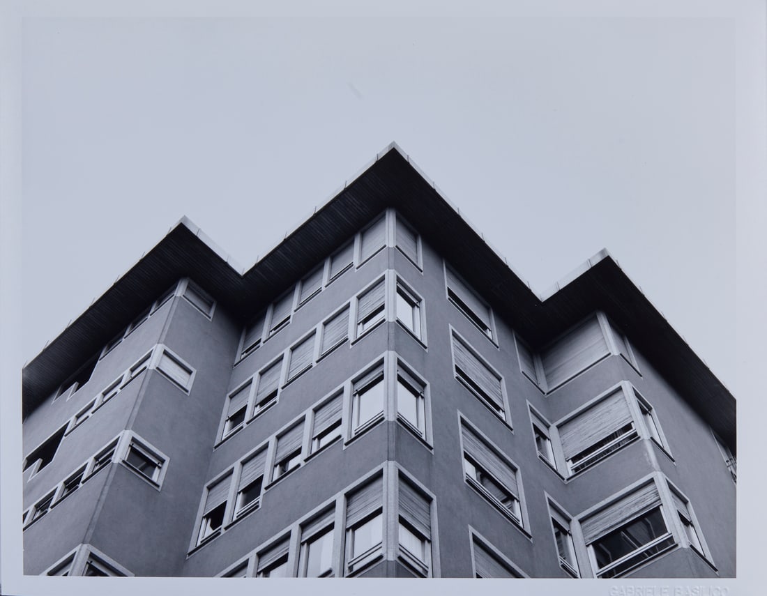 GABRIELE BASILICO Untitled (Casa Bassetti).: BASILICO GABRIELE (1944 - 2013) Untitled (Casa Bassetti). Photograph. Cm 30,50 x 24,00. Photograph on politeama paper. Gabriele Basilico logo lower right. The subject represents Casa Bassetti: a condo