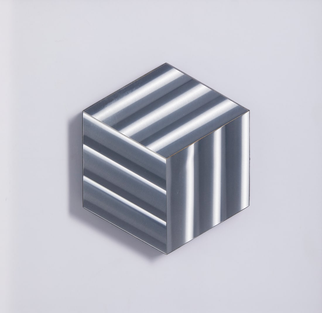 GETULIO ALVIANI Superficie a testura virbratile - Cubo virtuale. .: ALVIANI GETULIO (n. 1939) Superficie a testura virbratile - Cubo virtuale. . Alluminio. Cm 18,00 x 20,50. Al retro firma. Autentica Centro Studi e Ricerche Getulio Alviani, Milano, riportante il relat