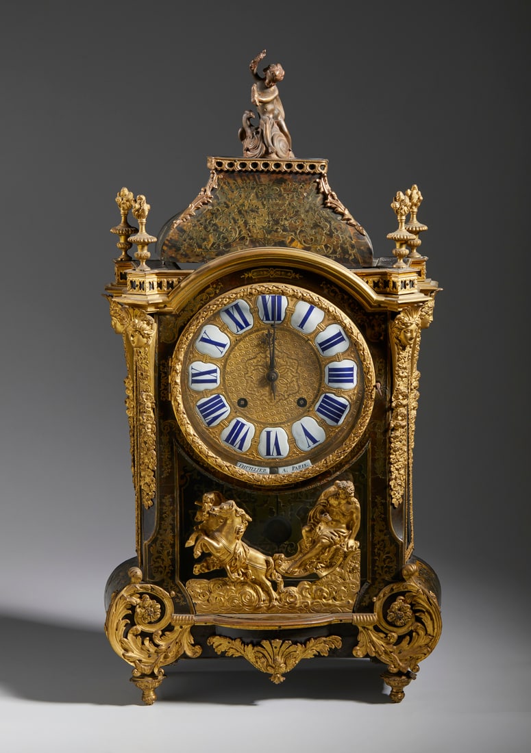 MANIFATTURA FRANCESE DEL XIX SECOLO A Boulle style table clock with veneered wooden case decorated (1 of 5)