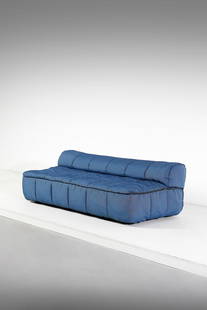 CINI BOERI (1924-2020) & LAURA GRIZIOTTI (n. 1942) Strips sofa for Arflex, Milan.: CINI BOERI (1924-2020) & LAURA GRIZIOTTI (n. 1942) Strips sofa for Arflex, Milan. 1972. Padded fabric.. Cm 212,00 x 62,00 x 94,00. Production label.Literature: Domus n. 601, Dicembre 1979, pagina