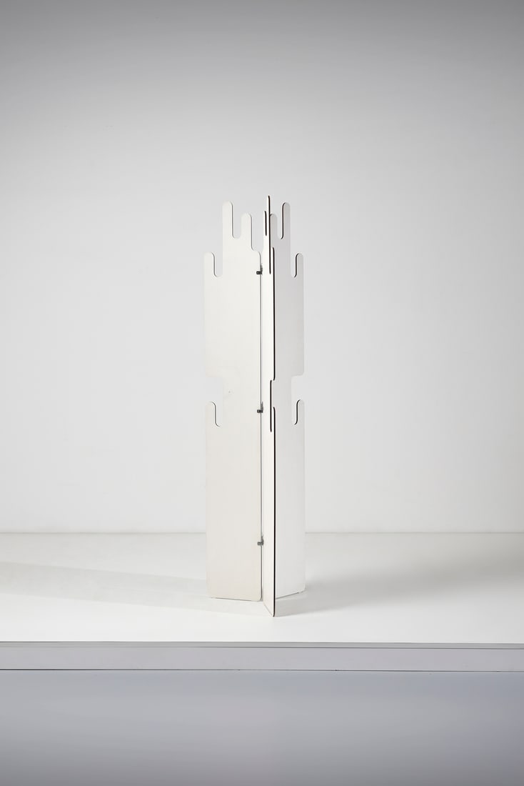 ALESSANDRO LENARDA Sardanapalo floor coat hanger for Cidue, Italy.: LENARDA ALESSANDRO (n. 1939) Sardanapalo floor coat hanger for Cidue, Italy. 1971. Wood, laminate and metal.. Cm 43,00 x 160,00 x 43,00.