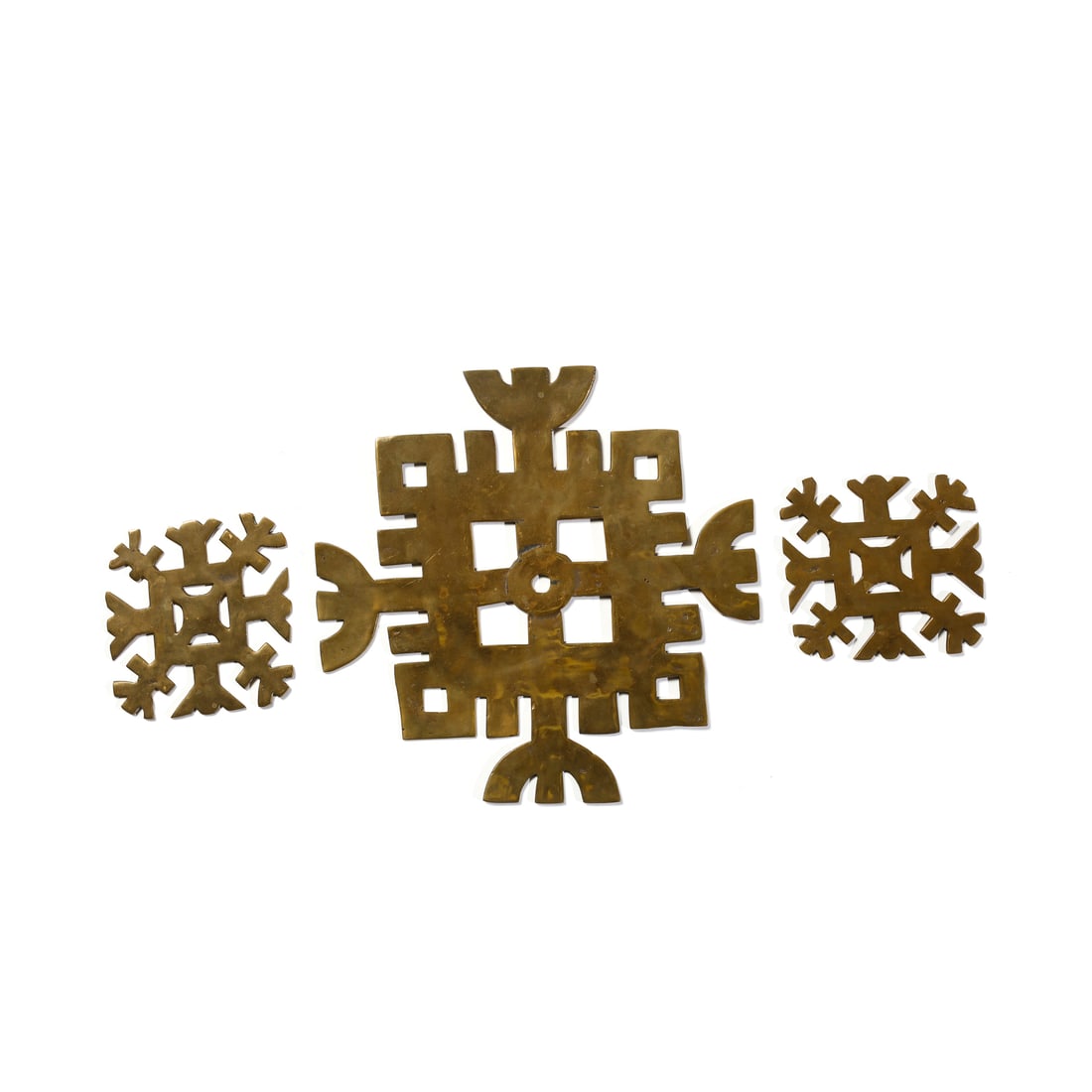 GIO (1930-2002) & ARNALDO (n. 1926) POMODORO Three decorative objects for Il Sestante, Milan.: POMODORO GIO (1930-2002) & ARNALDO (n. 1926) Three decorative objects for Il Sestante, Milan. Bronze.. . 1950s.Marked "POMODORO/ IL SESTANTE".Dimensions: 37 x 37,5 cm e 16 x 16 cm