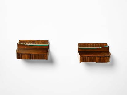 PIERLUIGI SPADOLINI attributed. Pair of hanging bedside tables.: SPADOLINI PIERLUIGI (1922 - 2000) attributed. Pair of hanging bedside tables. Walnut wood and crystal.. Cm 46,00 x 20,00 x 30,50. 1940s.
