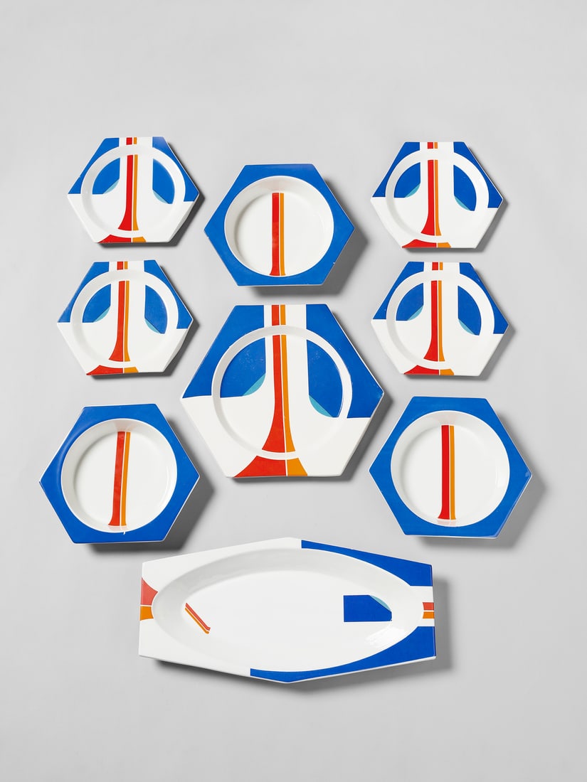 PETER CHINNI Part of service consisting of three soup plates, four dinner plates and two serving: CHINNI PETER (1928 - 2019) Part of service consisting of three soup plates, four dinner plates and two serving plates from the Hexagon collection for ACR Arte Ceramica Romana. 1971. Porcelain glazed i