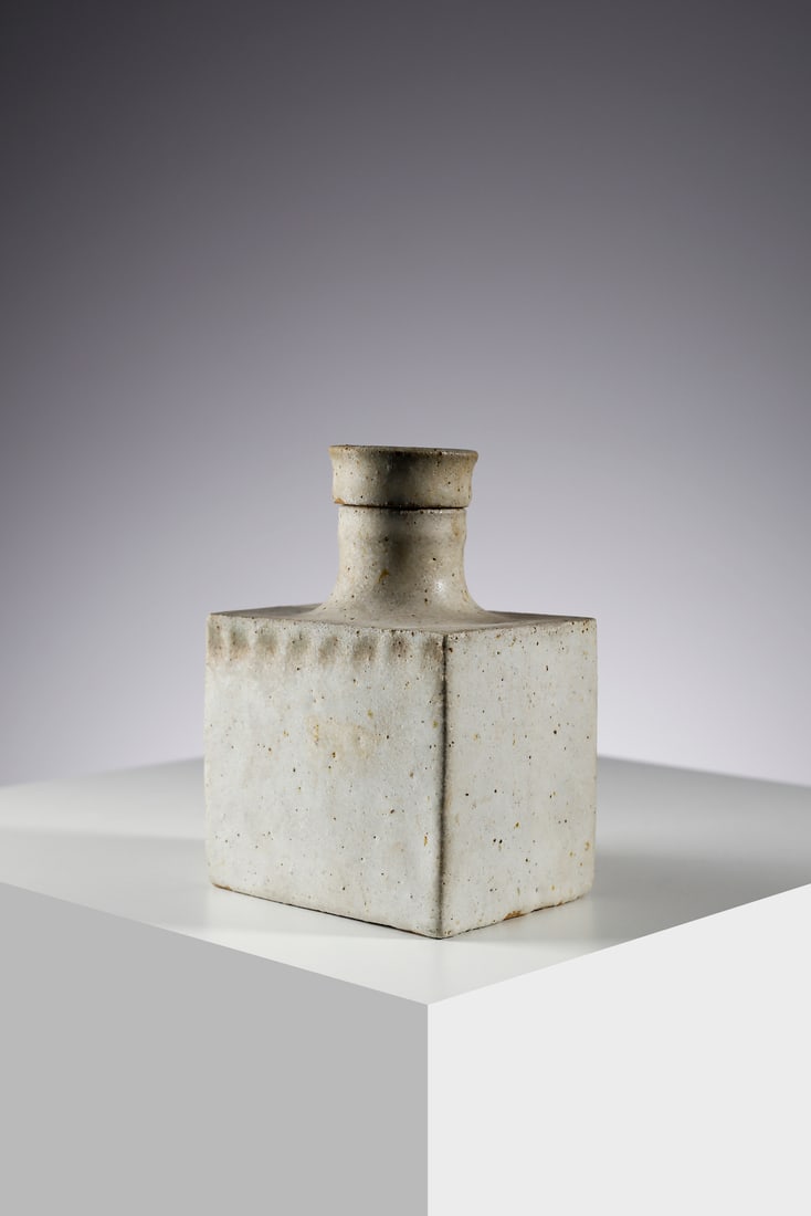GUIDO GAMBONE Bottle.: GAMBONE GUIDO (1909 - 1969) Bottle. White glazed stoneware.. Cm 12,00 x 18,00 x 9,00. 1960s.Signed under the base "GAMBONE".