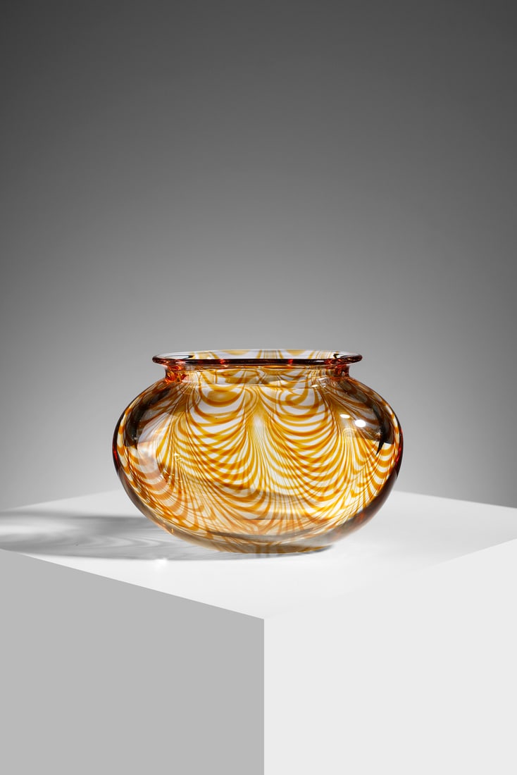 ANTONIO DA ROS Vase for Cenedese, Murano.: DA ROS ANTONIO (n. 1936) Vase for Cenedese, Murano. Heavy crystal glass with submerged amber "fenicio" decoration.. Cm 21,00 x 14,50 x 14,50. 1960 ca.