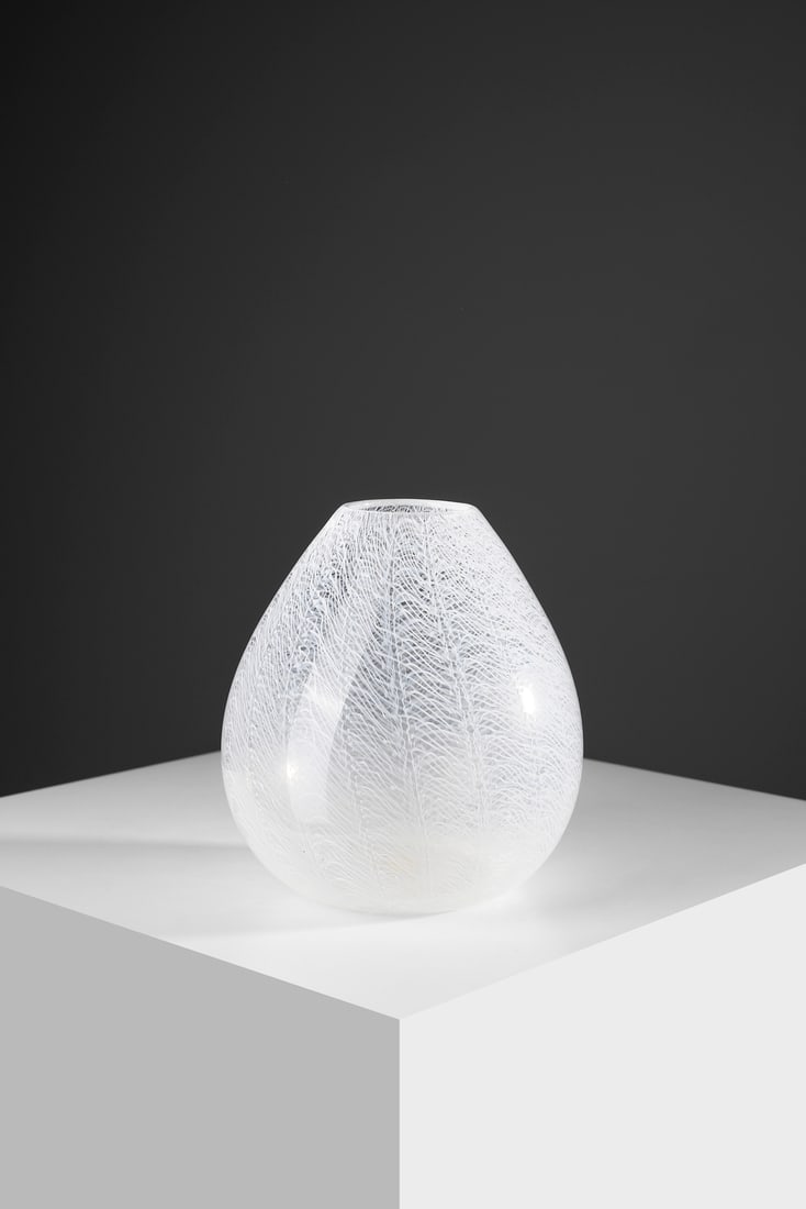 ARCHIMEDE SEGUSO Ovoid vase from the Merletto series, Murano. (1 of 4)