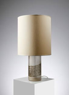 LUCIANO VISTOSI Table lamp.: VISTOSI LUCIANO (1931 - 2010) Table lamp. Etched glass on the internal surface decorated with inclusion of gold leaf and a band of murrine, painted metal structure, fabric lampshade.. Cm 44,00 x 82,00