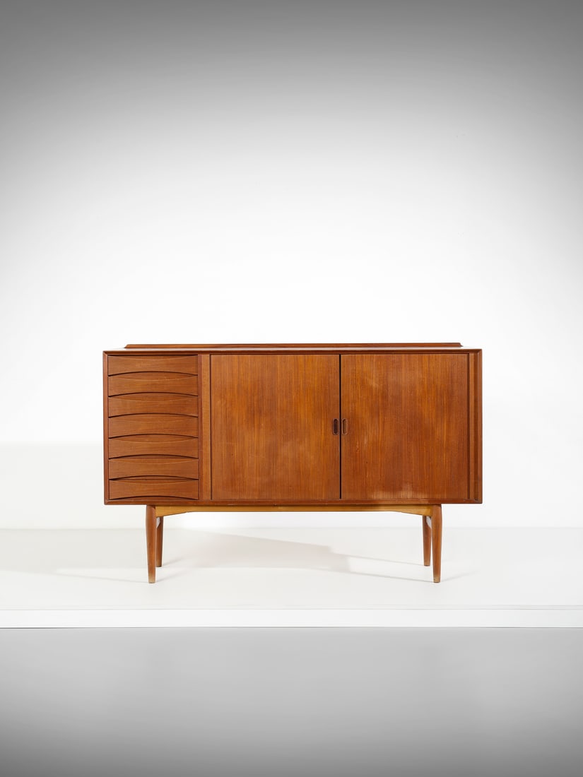 ARNE VODDER Sideboard with sliding doors and drawers for Sibast, Denmark.: VODDER ARNE (1926 - 2009) Sideboard with sliding doors and drawers for Sibast, Denmark. 1958. Teak.. Cm 183,00 x 116,00 x 50,00. Production mark.
