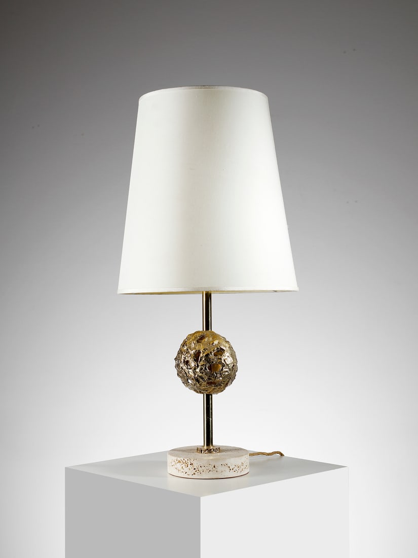 ANGELO BROTTO Table lamp for Esperia, Poggibonsi.: BROTTO ANGELO (1914 - 2002) Table lamp for Esperia, Poggibonsi. Travertine, brass and fabric.. Cm 35,00 x 74,00 x 35,00. 1970s.Production label.