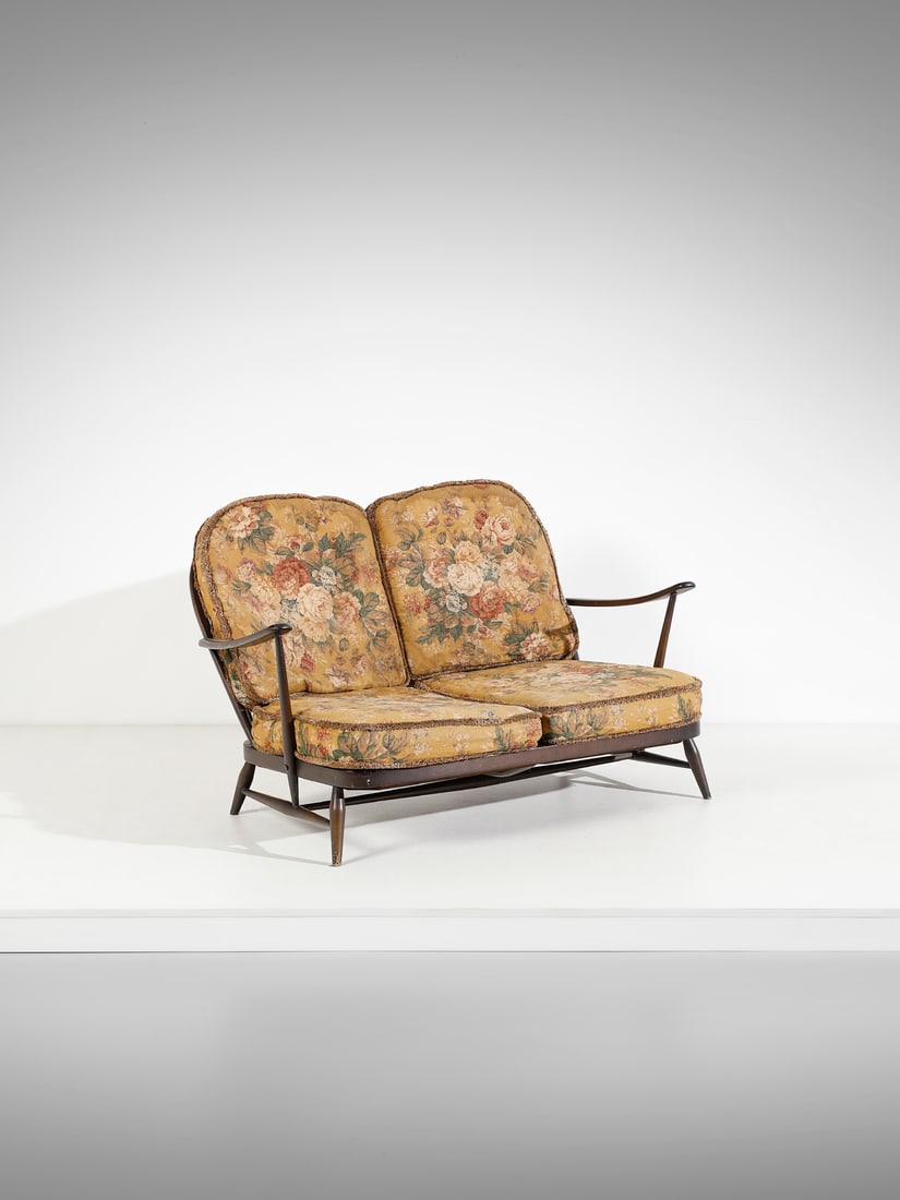 LUCIAN RANDOLPH ERCOLANI Two-seater sofa for Ercol, United Kingdom.: ERCOLANI LUCIAN RANDOLPH (1988 - 1976) Two-seater sofa for Ercol, United Kingdom. Beech and padding fabric.. Cm 133,50 x 77,00 x 77,00. 1950s.Production label.