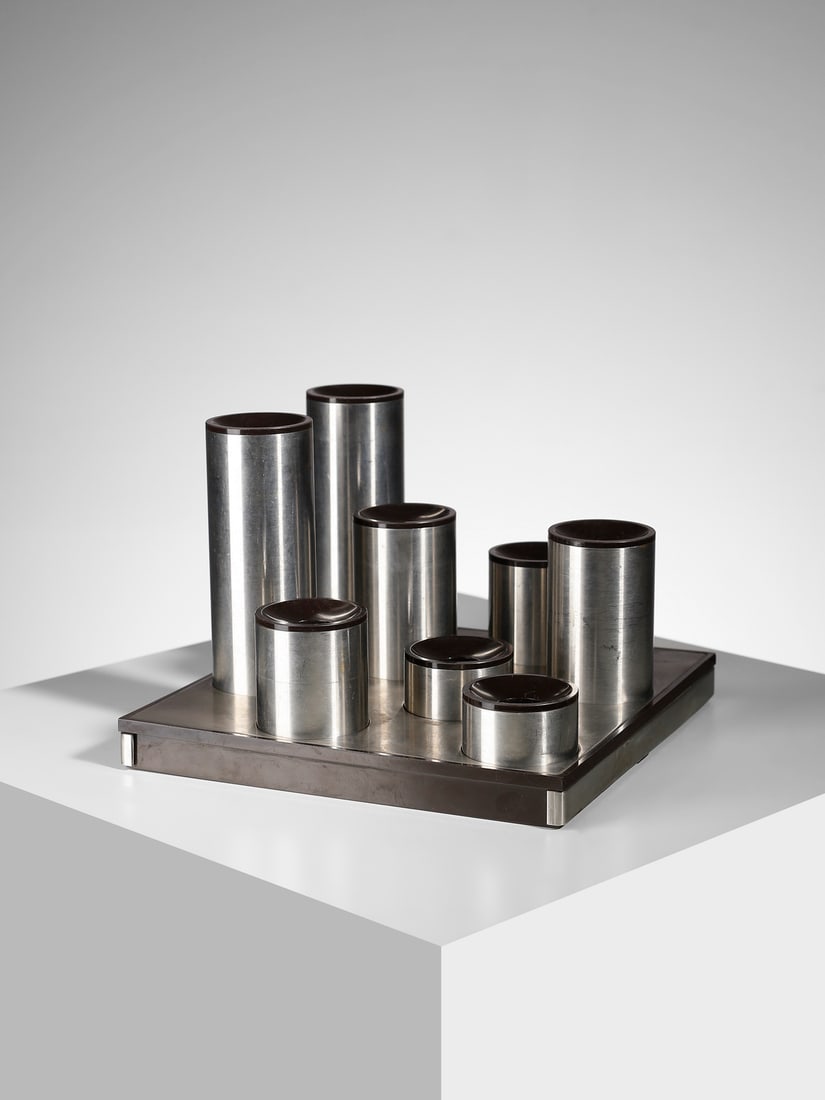 ROBERTO SAMBONET Scacchiera centerpiece with removable elements.: SAMBONET ROBERTO (1924 - 1995) Scacchiera centerpiece with removable elements. Metal and plastic material.. Cm 22,00 x 15,50 x 22,00. 1970s.Marked under the base.
